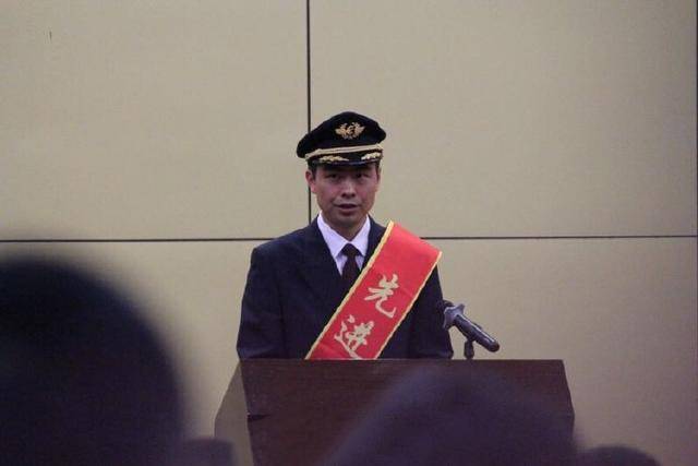 他挽救了400多人的性命 避免了一场事故