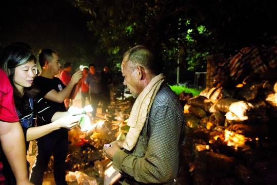 市民一夜买光32吨土豆 只为让六旬老人能早点回家