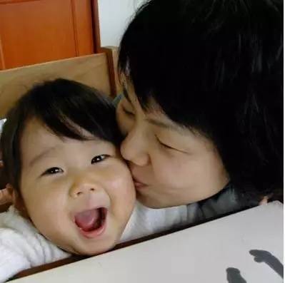 她逼4岁女儿每天做菜 背后故事却感动了所有人