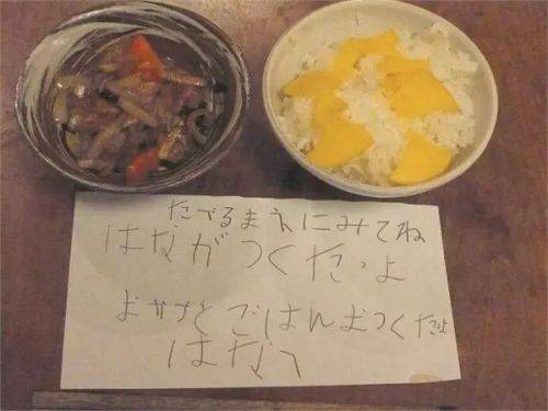 她逼4岁女儿每天做菜 背后故事却感动了所有人