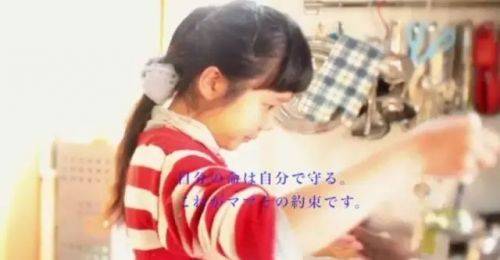 她逼4岁女儿每天做菜 背后故事却感动了所有人