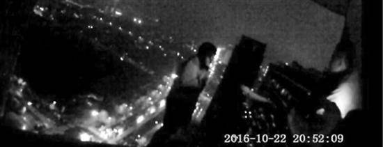 女孩创业失败欲跳楼 民警大喊 握住我温暖的大手