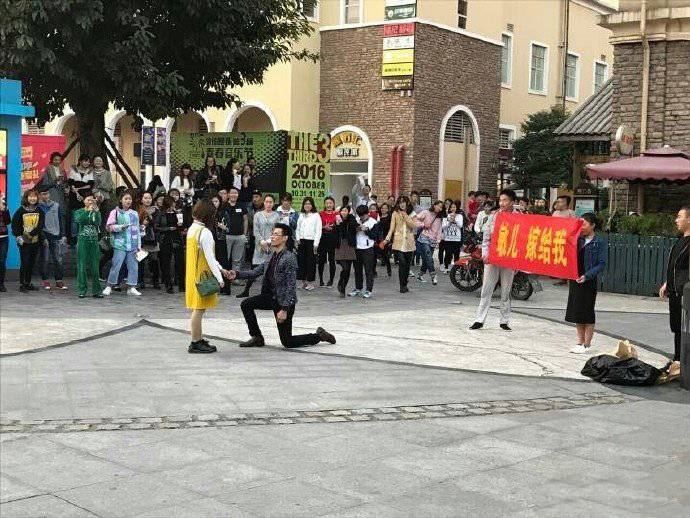 男子拿花圈当众求婚 女孩一脸懵逼生气的走了