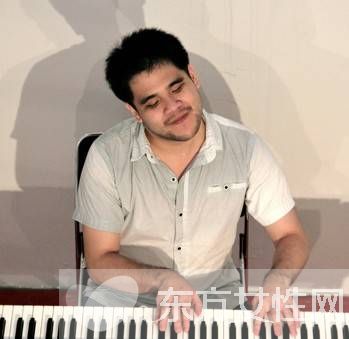 黄裕翔个人资料 盲人钢琴家黄裕翔女友曝光