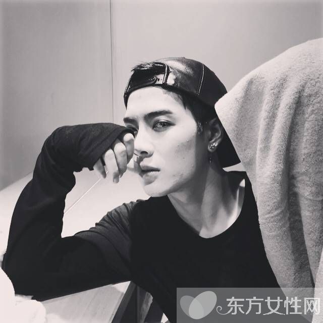 王嘉尔妈妈是谁 王嘉尔见妈妈双眼泛红热泪不止