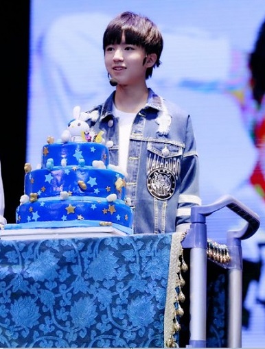 16岁王俊凯晒帅气生日照 	比王俊凯更帅的男人找不到