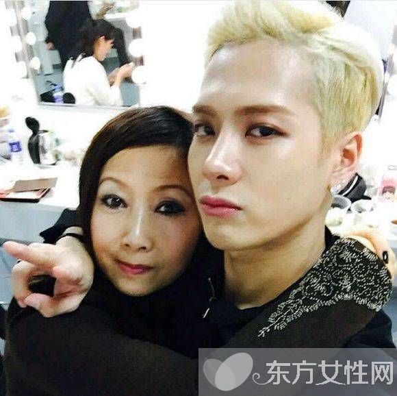 王嘉尔妈妈是谁 王嘉尔见妈妈双眼泛红热泪不止