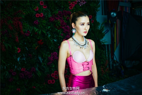 宅男女神陈艾熙上衣掀起露完美曲线