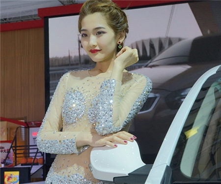 上海车展惊现透视装车模 下体真空引狂拍