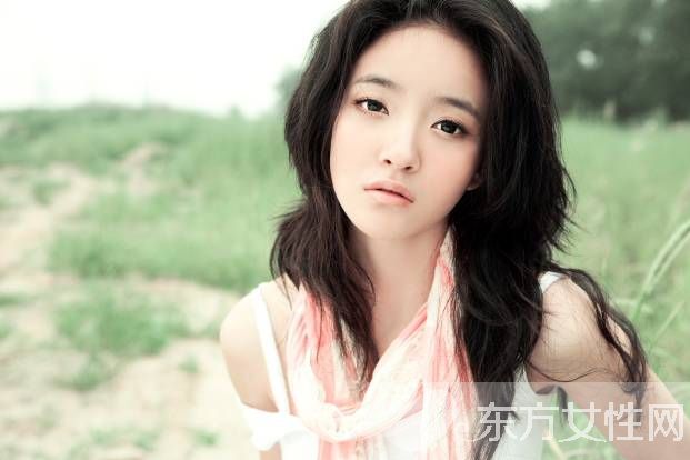 女星红毯不慎走光露乳晕 成为全场焦点