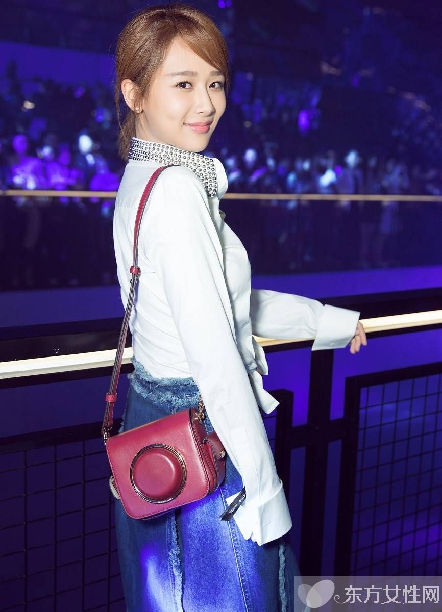 杨紫的男朋友是谁  杨紫与男友豪车舌吻图片曝光