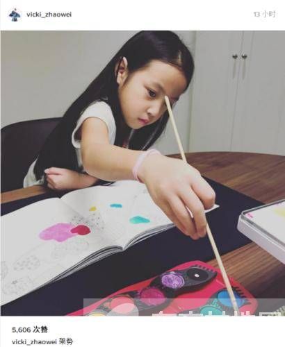 赵薇女儿最新照片曝光  小四月 长发大眼萌翻网友心