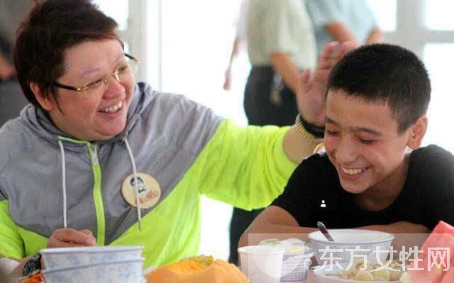 韩红养子潘子灏照片 述韩红与孤儿潘子灏的故事