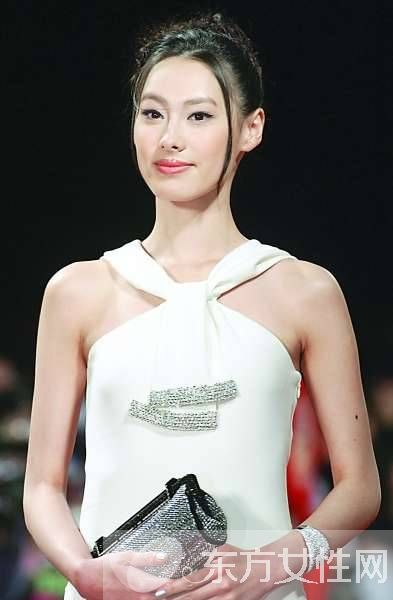 梁洛施近况曝光 与一对儿子逛商场但不见长子