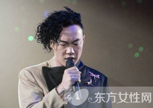 何韵诗陈奕迅演唱会激情热吻 太太徐濠萦回应 何韵诗吃亏了