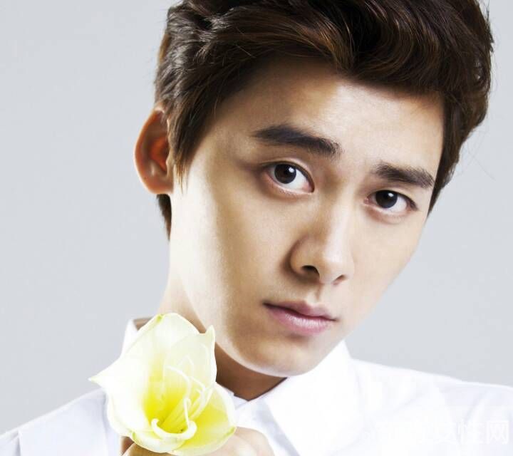 李易峰林允儿疑恋情曝光 揭李易峰前女友竟然是她