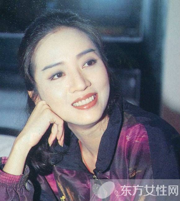 梅艳芳遗物拍卖会结束 新秀奖杯以129万天价卖出