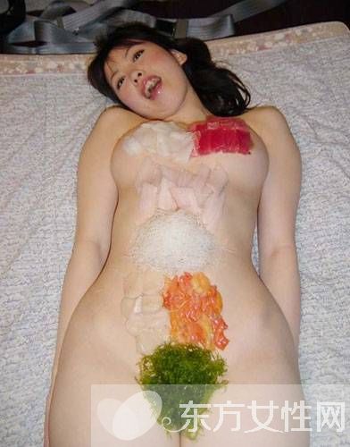 美女全裸人体盛宴 私处摆放各种食物供人享用