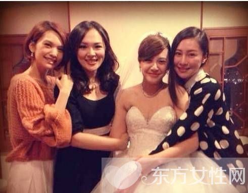 黄小柔穿黑色婚纱结婚公公力挺 黄小柔微博晒大肚照