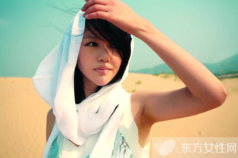 谭维维手臂霸气纹身引争议 揭谭维维多处纹身来历