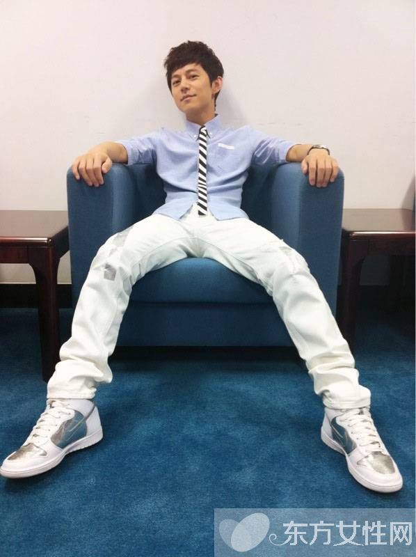 何炅摸赵丽颖大腿图片曝光 何炅背后的女人居然是她