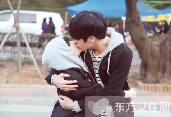 李世龙洪瑛琦相恋两年生子 韩国19岁男星李世龙喜当爹