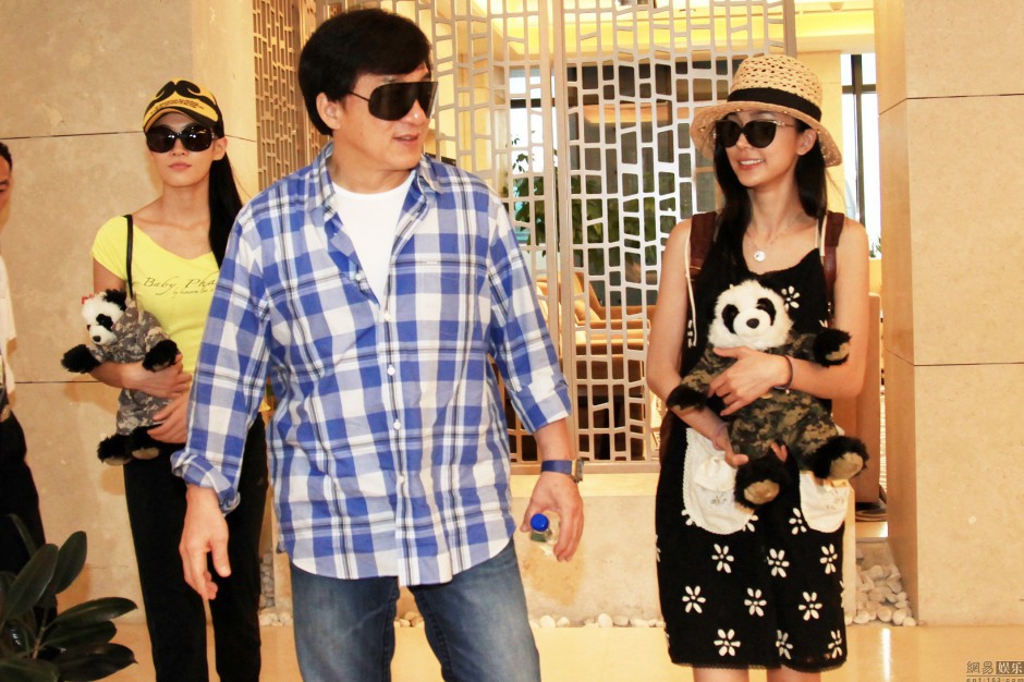 姚星彤被成龙潜规则是真的吗  透视门事件照片露半乳走光