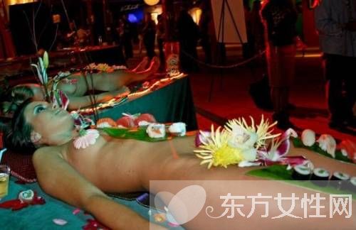 美女全裸人体盛宴 私处摆放各种食物供人享用