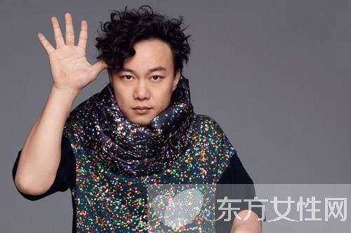 何韵诗陈奕迅演唱会激情热吻 太太徐濠萦回应 何韵诗吃亏了