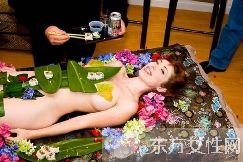 美女全裸人体盛宴 私处摆放各种食物供人享用