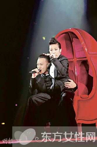 何韵诗陈奕迅演唱会激情热吻 太太徐濠萦回应 何韵诗吃亏了