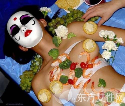 美女全裸人体盛宴 私处摆放各种食物供人享用