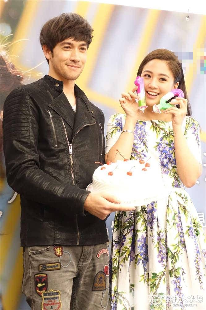 吴映洁微博晒与纪亚文背影照 疑似公开恋情