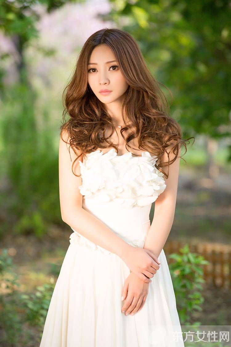 美女主播柳岩被韩庚等人闹伴娘 伴郎团集体被指责