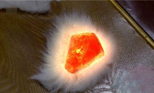 《花千骨》中的验生石是什么  颜色与别人不同的真正原因