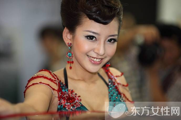 车模曹阳为圆车模梦放弃高考 进军演艺圈曾拒拍色情片