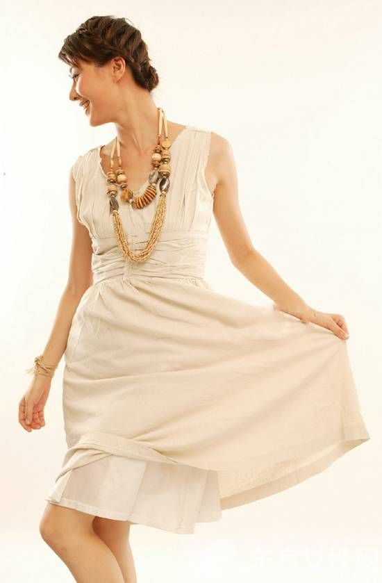 湖南卫视主持人吴瑕春光乍泄 露毛不雅照曝光