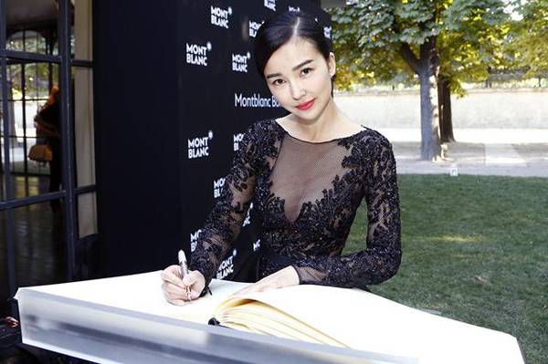 姚星彤被成龙潜规则是真的吗  透视门事件照片露半乳走光