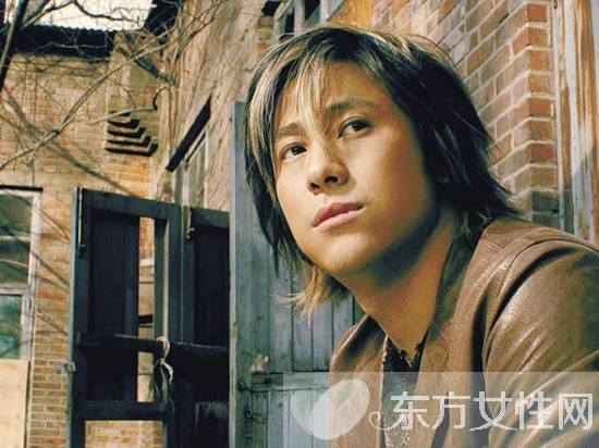 解小东近况被爆隐婚多年 儿子成年还 妻管严