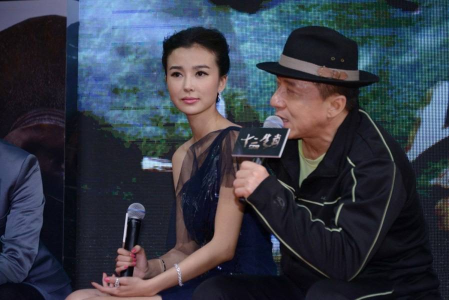 姚星彤被成龙潜规则是真的吗  透视门事件照片露半乳走光