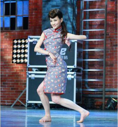 中国好舞蹈旗袍美女周丽君 微博私照曝劈叉走光图