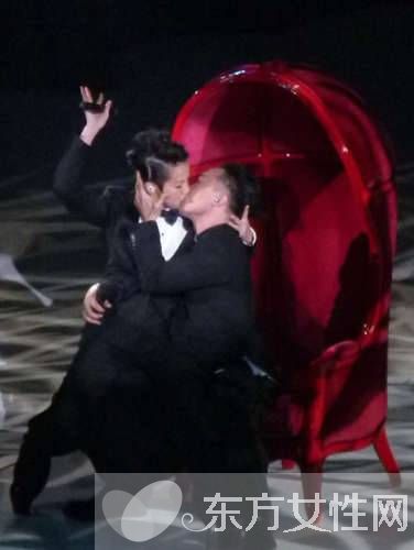 何韵诗陈奕迅演唱会激情热吻 太太徐濠萦回应 何韵诗吃亏了