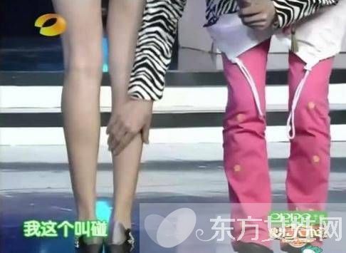 何炅摸赵丽颖大腿图片曝光 何炅背后的女人居然是她