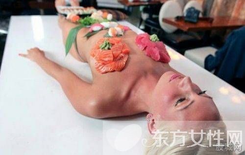 美女全裸人体盛宴 私处摆放各种食物供人享用