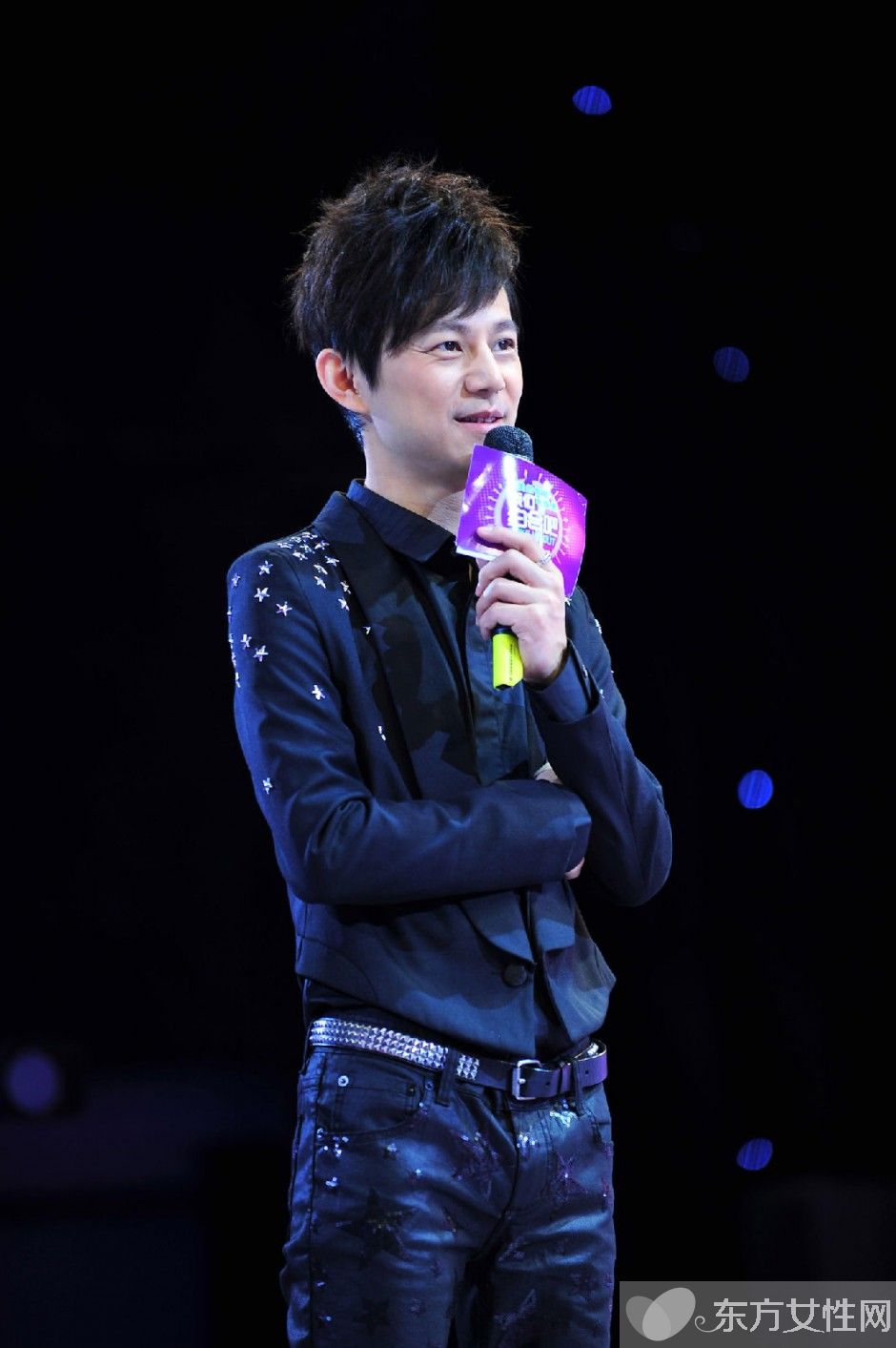 何炅摸赵丽颖大腿图片曝光 何炅背后的女人居然是她