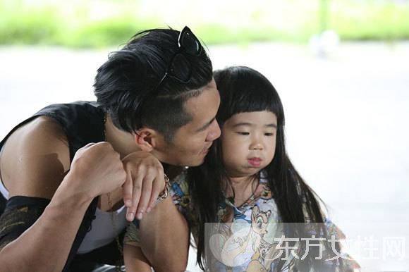 曹格微博晒度假照 grace姐姐旅馆大长腿照片曝光