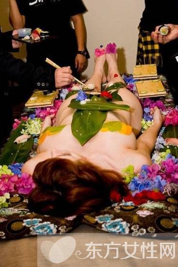 美女全裸人体盛宴 私处摆放各种食物供人享用