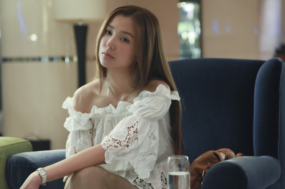 姚星彤被成龙潜规则是真的吗  透视门事件照片露半乳走光