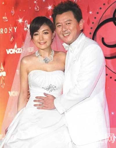 庹宗康陪老婆kiki逛超市 堪称演艺圈新好男人