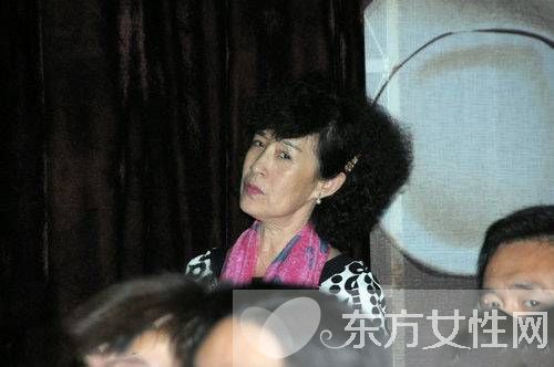 章子怡母亲李涿生资料 章子怡和王健林什么关系